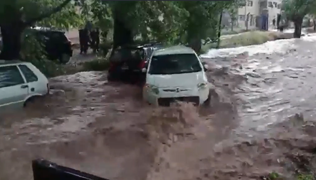 Un fuerte temporal de lluvia dejó graves destrozos y calles anegadas en Mendoza