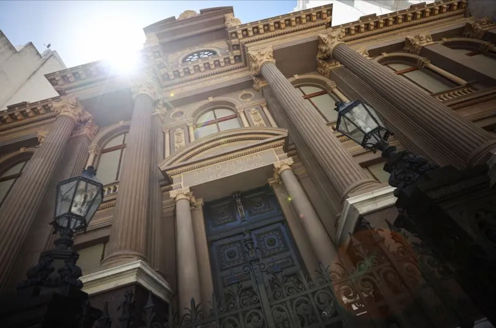 El Banco Central continúa comprando dólares y ya sumó más de USD 900 millones en enero