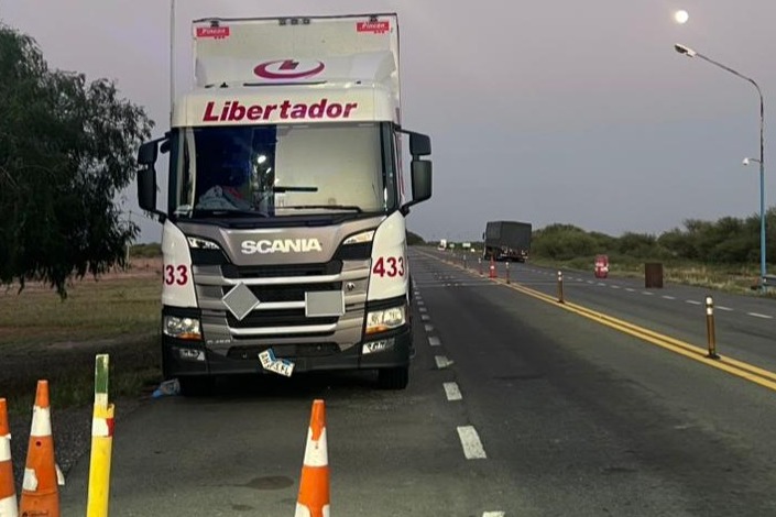 Camionero alcoholizado atropelló a un policía, huyó y fue detenido tras 80 kilómetros de persecución