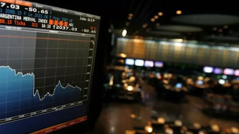 El riesgo país alcanzó el nivel más bajo en siete años y subieron las acciones y bonos argentinos