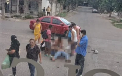 Siniestro vial trágico en el Barrio Frondizi: un motociclista murió luego de chocar y quedar debajo de un colectivo