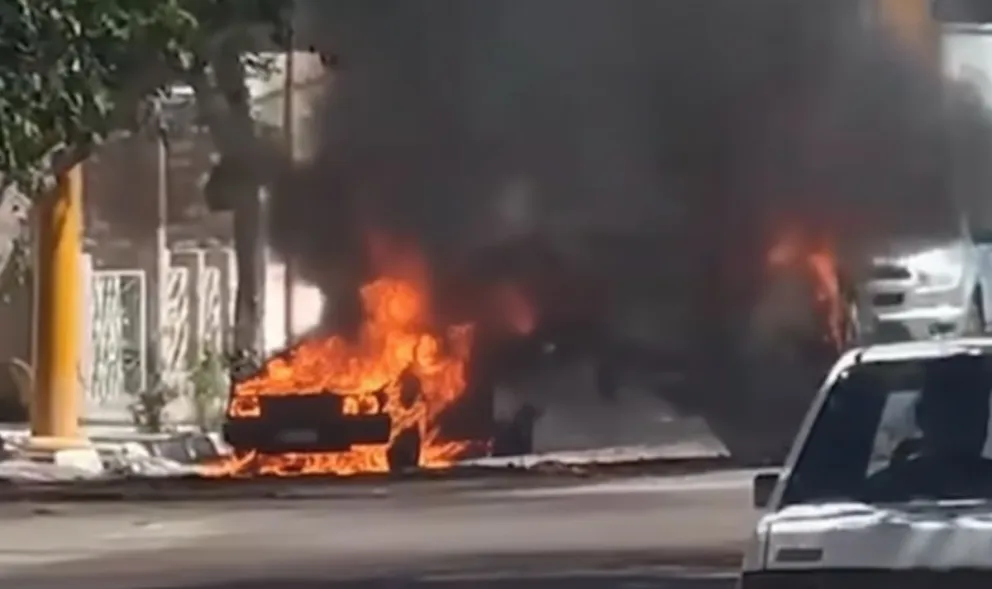 Un auto se incendió en la vía pública de Santa Lucía y generó revuelo: no hay heridos