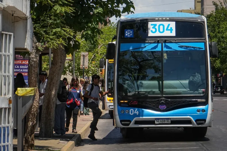 El Gobierno intimó a los gremios de transporte a no hacer paro este jueves y amenazó con quitarles la personería