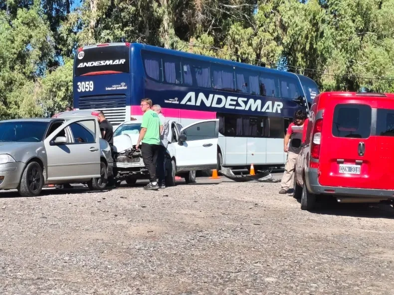 Dos vehículos chocaron frente a una estación de servicio en la Ruta 20