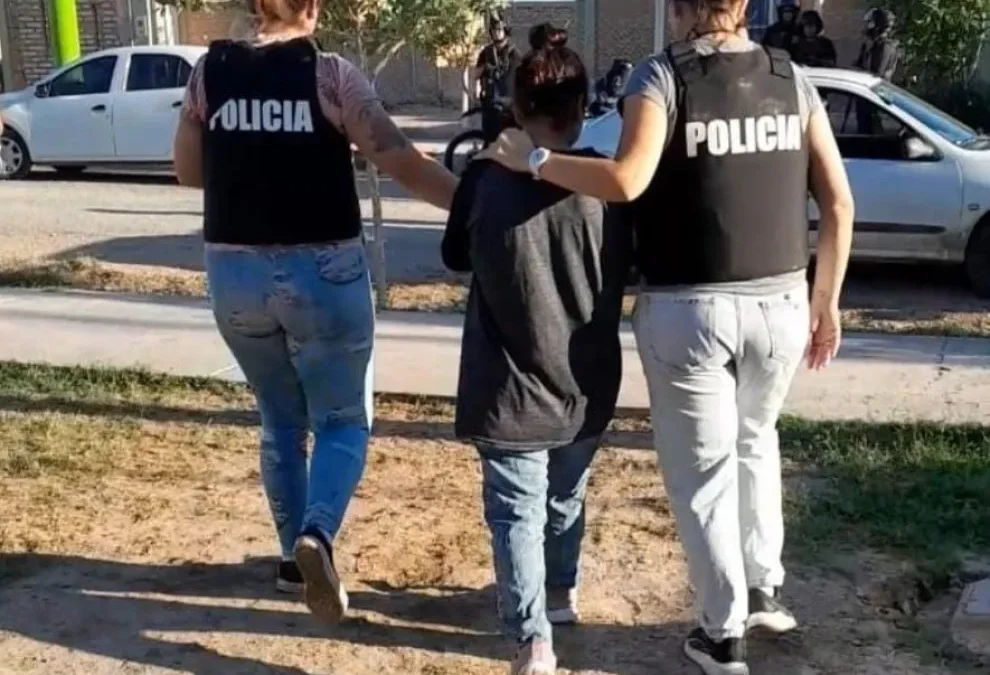 Pocito: en un operativo policial de gran despliegue, detuvieron a tres mujeres e incautaron armas y drogas