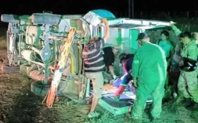 Dos combis volcaron en la Ruta Nacional 141 a la altura de la Difunta Correa y hubo heridos de distinta consideración