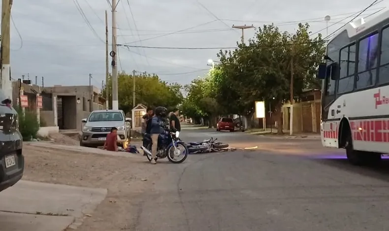 Un auto chocó a una moto y se dio a la fuga en Rivadavia
