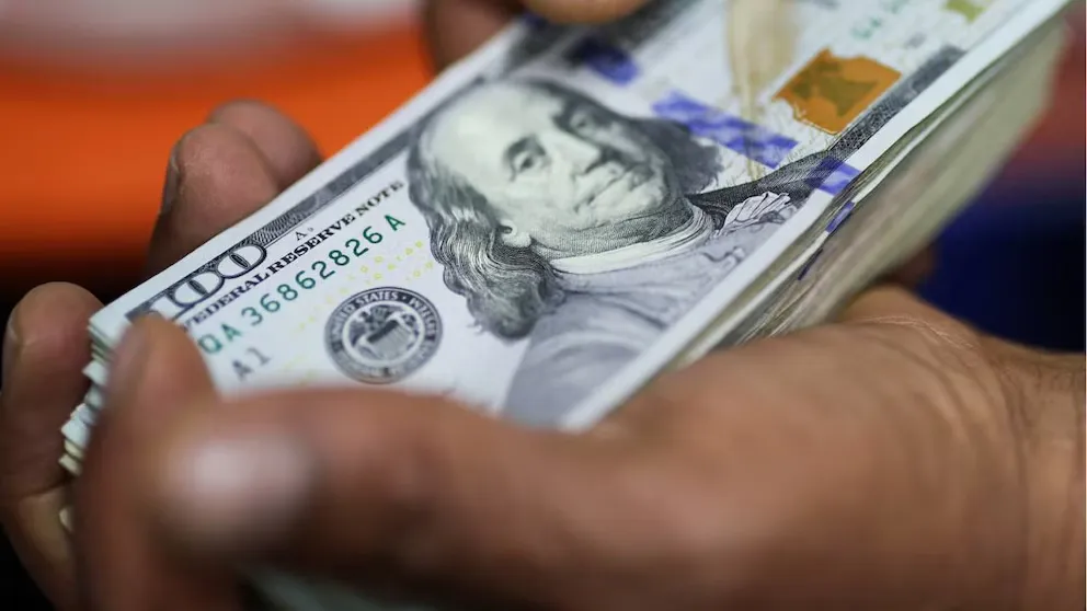 El dólar cayó nuevamente y se amplía la distancia con el techo de las bandas