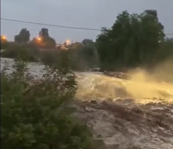 Intensas lluvias en Los Berros provocaron bajada de creciente y recomiendan circular con precaución