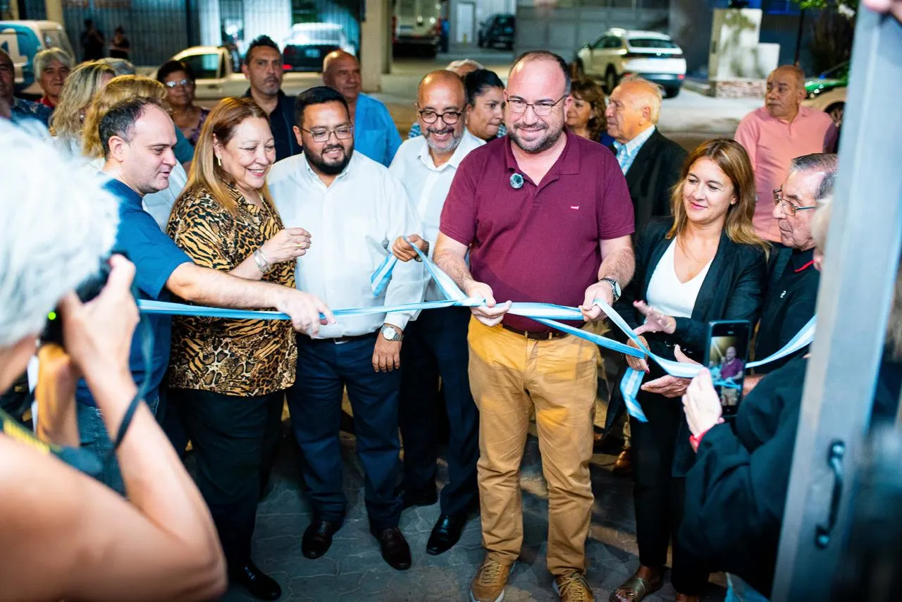 Rivadavia inauguró una nueva parada de colectivo climatizada y avanza con la transformación de cinco estaciones