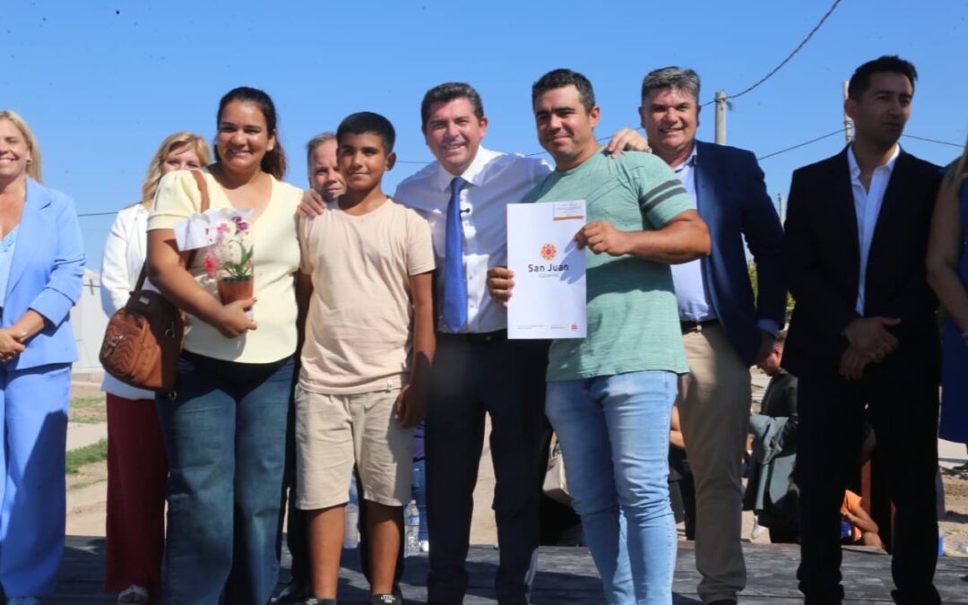 Orrego entregó 51 viviendas en Sarmiento y anunció la pavimentación de calle Mendoza Vieja