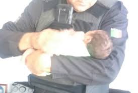 Un bebé de 9 meses que se ahogó con un juguete fue salvado por un policía