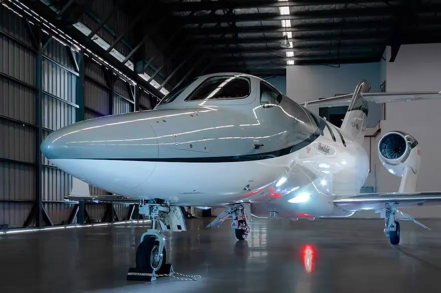 Una nueva factura se suma a la polémica por los vuelos privados vinculados a Adorni