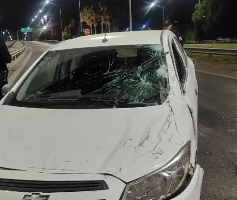 Conducía ebrio, perdió el control de su auto y chocó en la Avenida Circunvalación