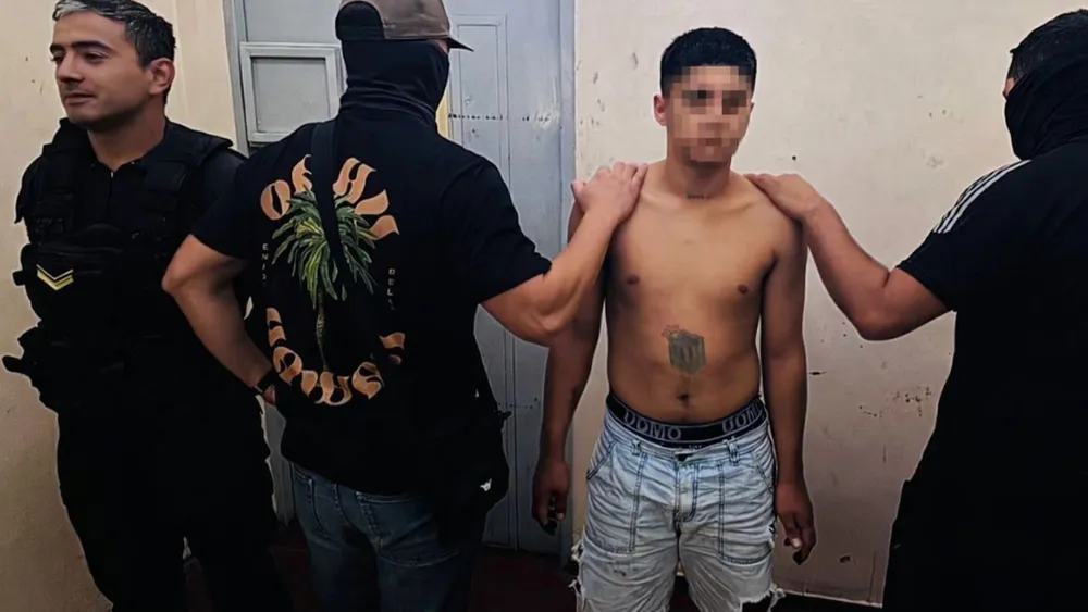 Robaron en un estudio jurídico del centro, se tomaron un taxi y el conductor los delató haciéndole cambio de luces a un móvil policial