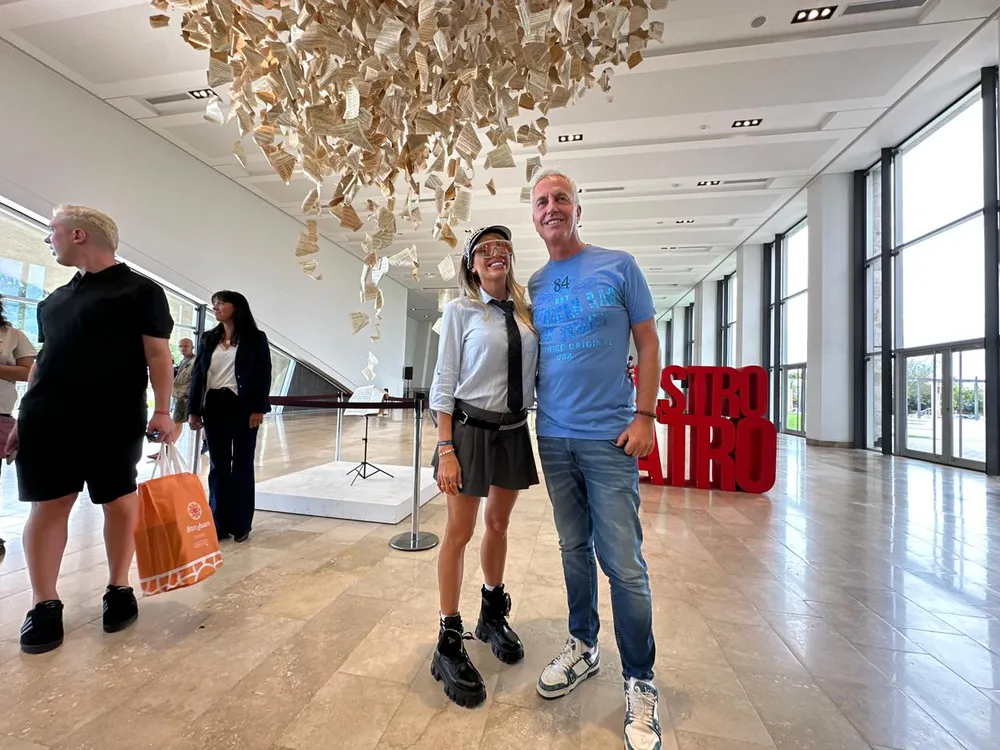 Marley y Vicky Xipolitakis recorren San Juan para grabar un programa de “Por el Mundo”