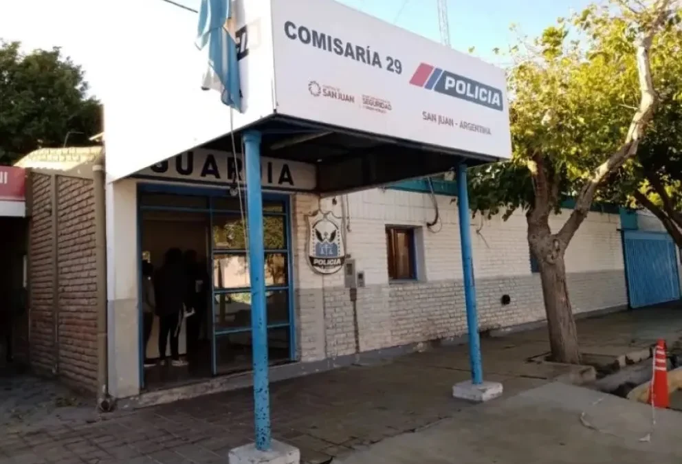 Un agente penitenciario evitó un robo tras resistir el ataque de motochorros en una parada de colectivo