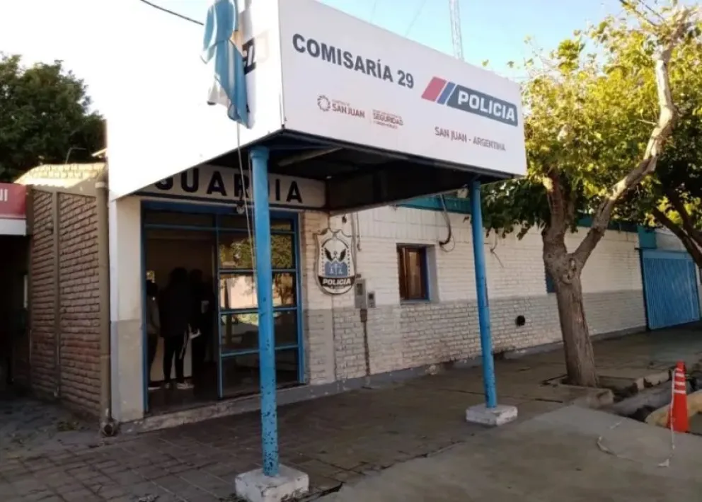 Un agente penitenciario evitó un robo tras resistir el ataque de motochorros en una parada de colectivo