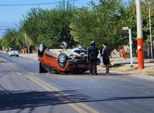 En Chimbas: un auto volcó tras chocar contra un poste y el conductor fue hospitalizado