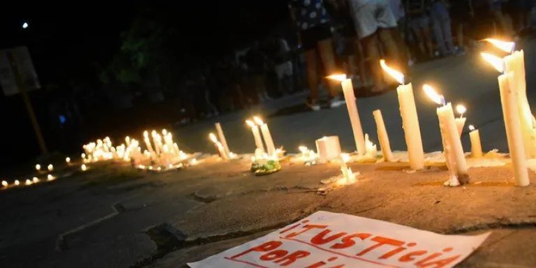 San Cristóbal se movilizó en silencio tras el ataque en una escuela que dejó un estudiante fallecido