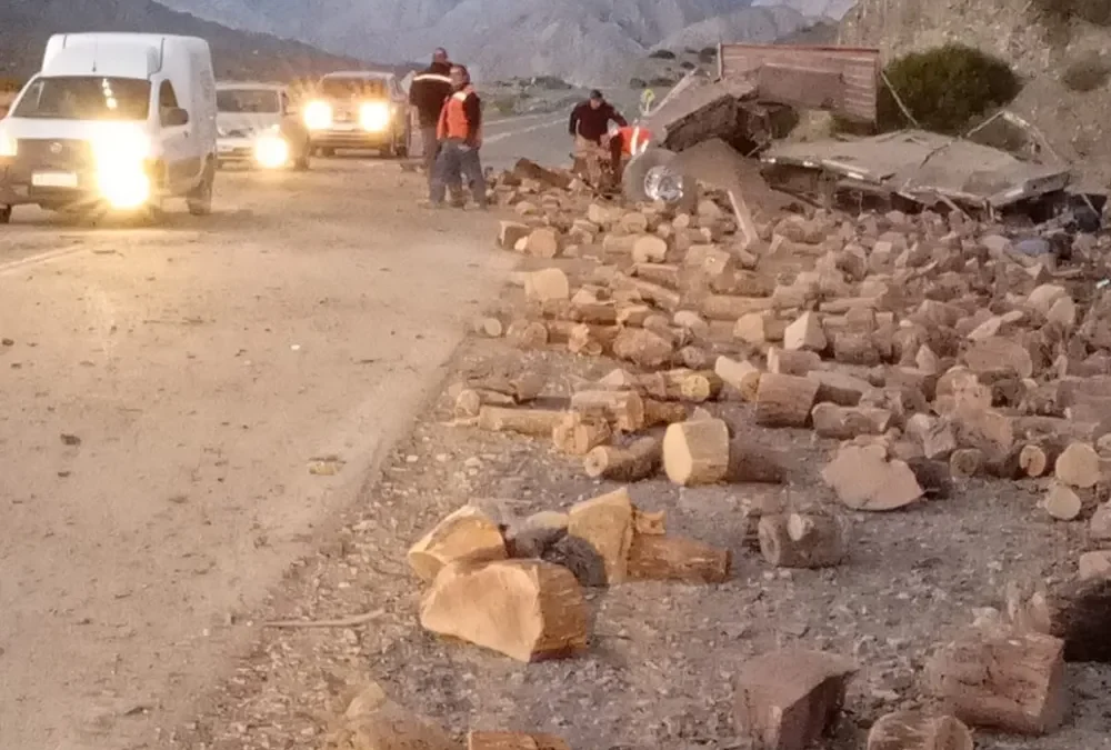 Murió un camionero y un joven quedó grave tras un vuelco en Ruta Provincial 414 en Calingasta