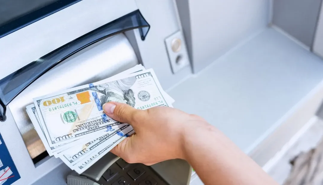 Menos cepo cambiario: el Gobierno de Milei eliminó una restricción para usar la tarjeta de crédito en el exterior