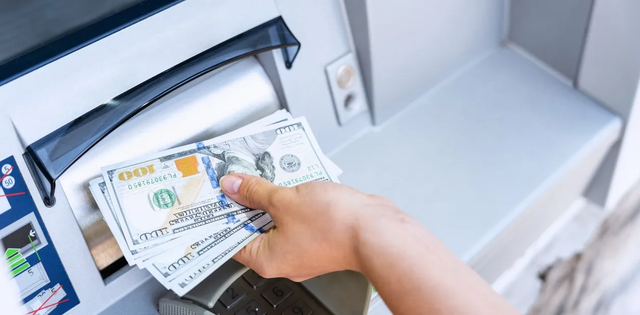 Menos cepo cambiario: el Gobierno de Milei eliminó una restricción para usar la tarjeta de crédito en el exterior