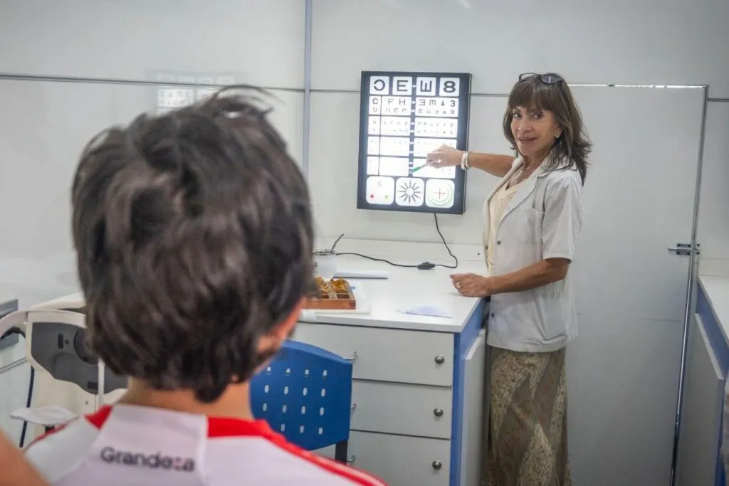 Continúa el operativo de salud visual para niños y adolescentes en Capital