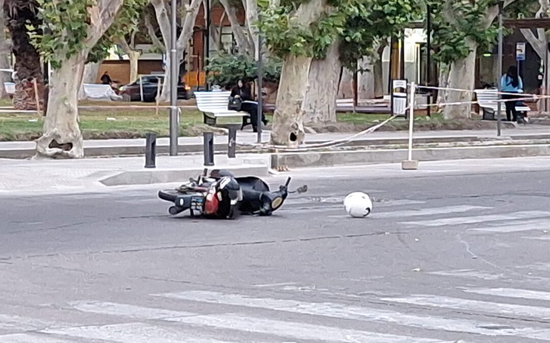 Un motociclista fue trasladado al hospital tras un choque en Caseros e Ignacio de la Roza