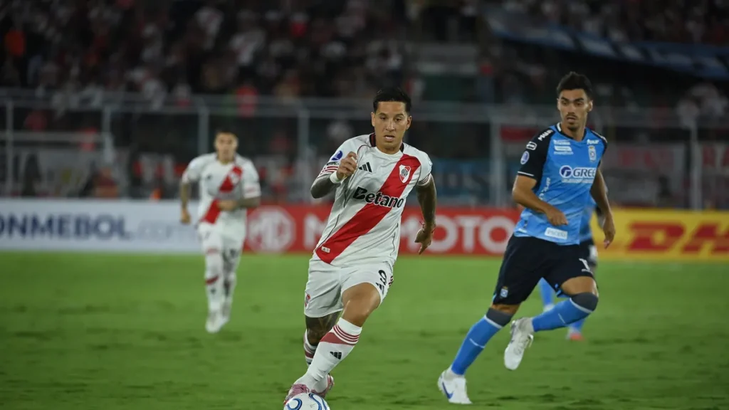 Con diez hombres desde el arranque, River igualó 1 a 1 con Blooming en su presentación por la Sudamericana