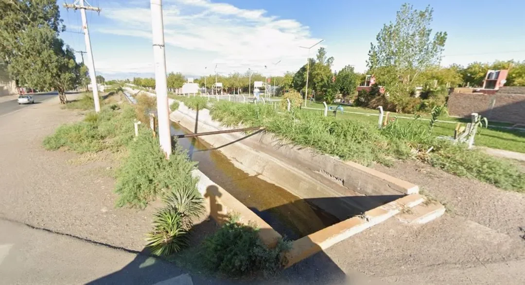 Vecinos hallaron el cuerpo de una mujer en un canal de Santa Lucía