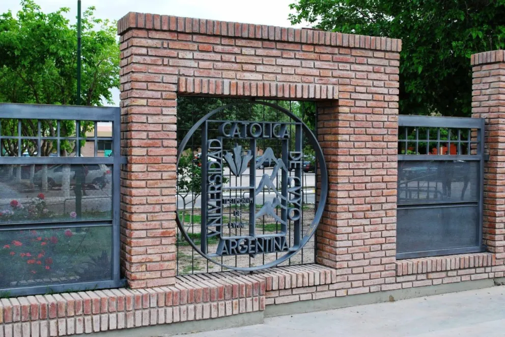 Un mensaje que apareció en el baño de la Católica generó la activación de un protocolo especial