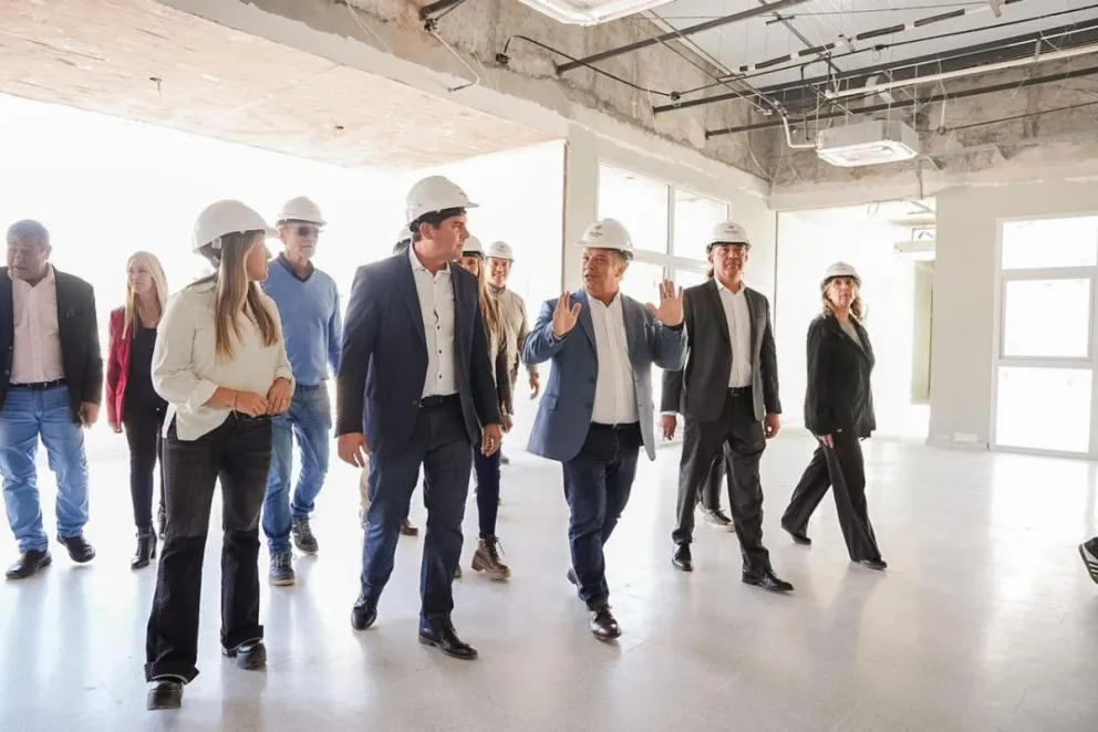 Orrego recorrió la obra del Hospital de Calingasta, que ya supera el 87% de avance