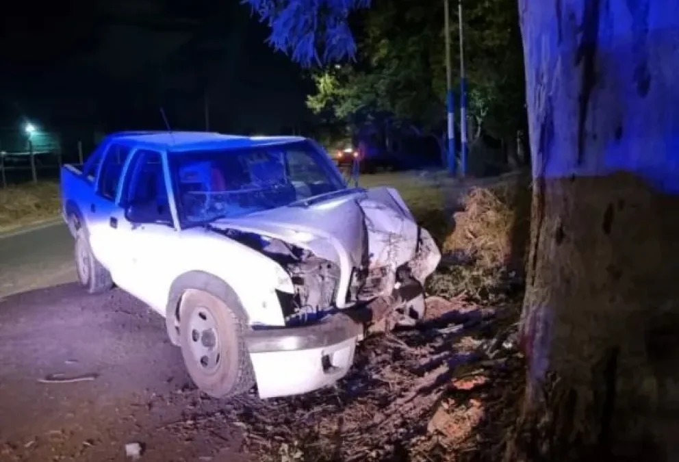 Violento choque en Pocito: un joven perdió el control de su camioneta y terminó contra un árbol
