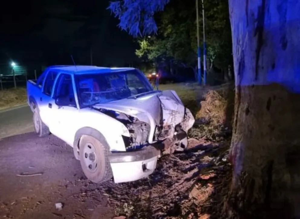 Violento choque en Pocito: un joven perdió el control de su camioneta y terminó contra un árbol