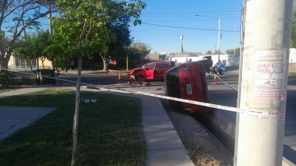 Un auto volcó y terminó en una plazoleta tras un violento choque en Capital