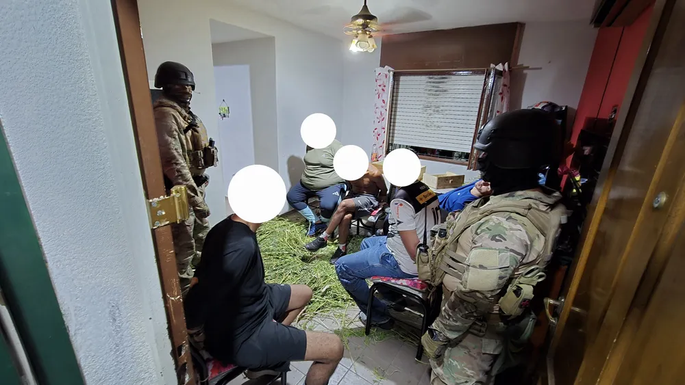 Cayeron falsos policías tras un violento asalto: secuestraron droga, armas y dinero