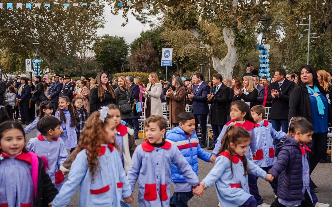 Más de 380 chicos participaron del tradicional desfile por el 25 de Mayo en Santa Lucía