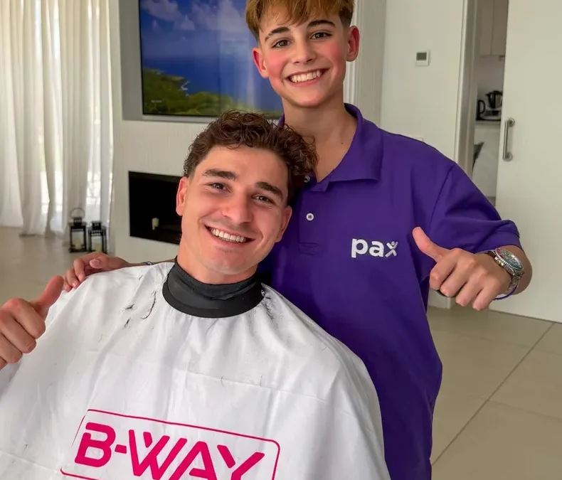 Con el apoyo de un influencer sanjuanino, un joven barbero cumplió el sueño de cortarle el pelo a Julián Álvarez