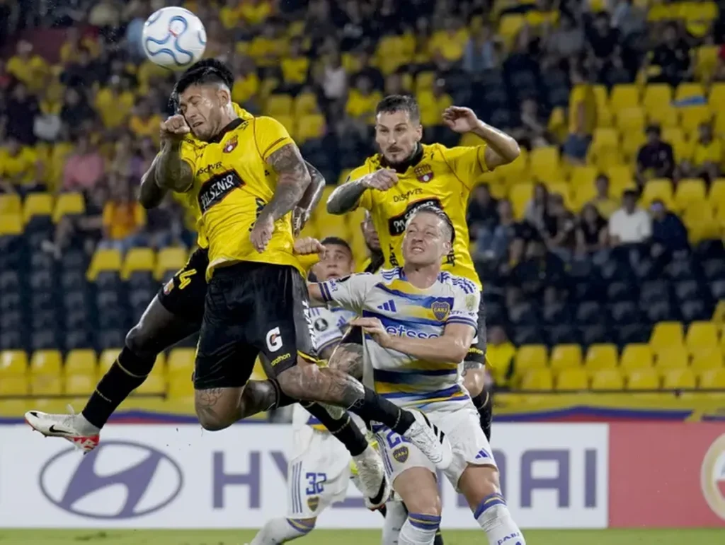 Con un hombre expulsado, Boca perdió en Ecuador y se complica en su grupo de Libertadores