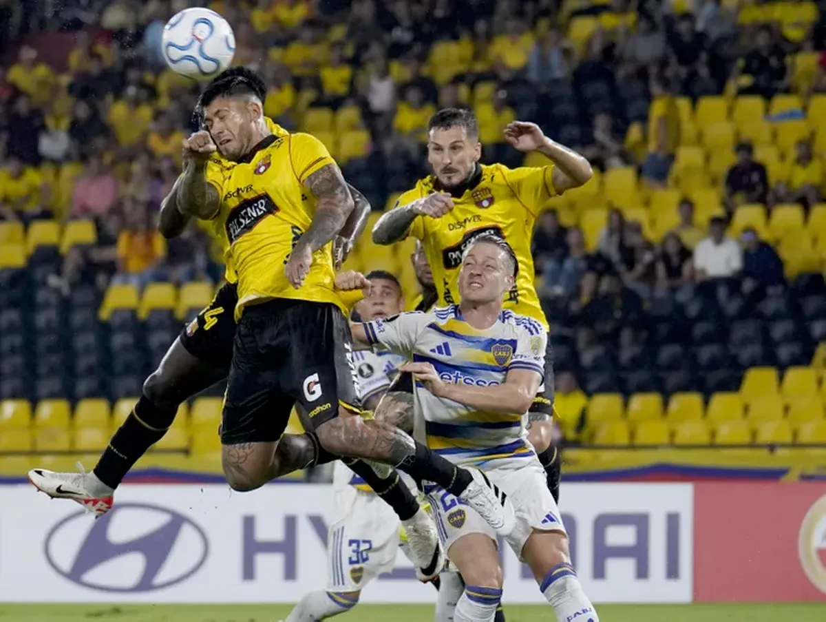 Con un hombre expulsado, Boca perdió en Ecuador y se complica en su grupo de Libertadores