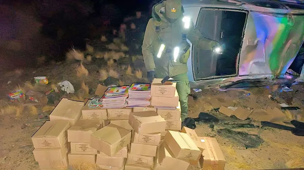Mendoza: quiso escapar de un control, volcó borracho y descubrieron un contrabando millonario de figuritas del Mundial