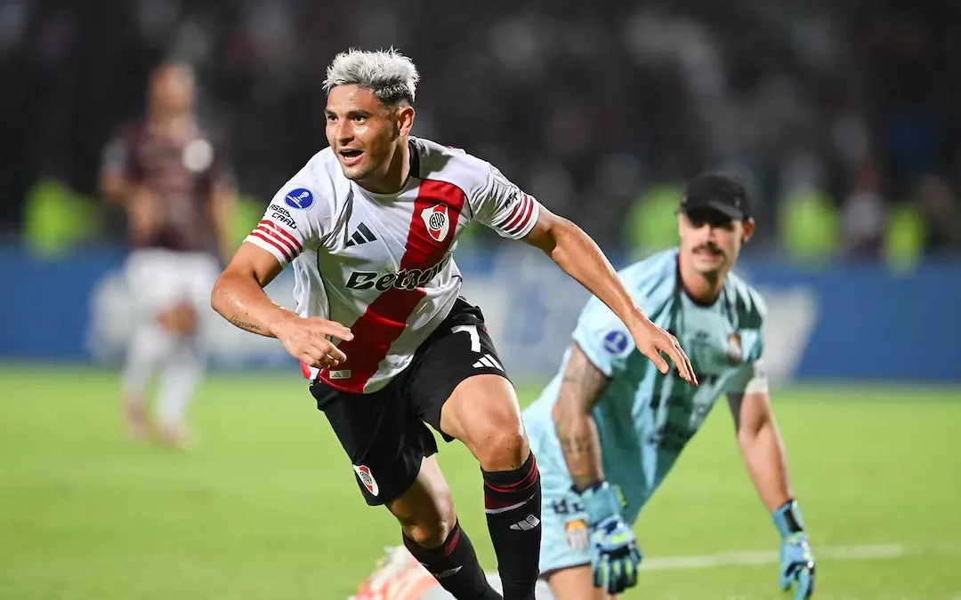 Con un defensor como arquero por la expulsión de Beltrán, River le ganó a Carabobo sobre el final