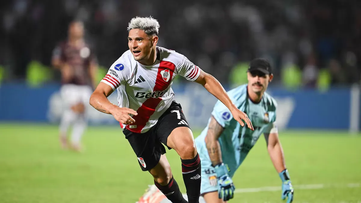 Con un defensor como arquero por la expulsión de Beltrán, River le ganó a Carabobo sobre el final