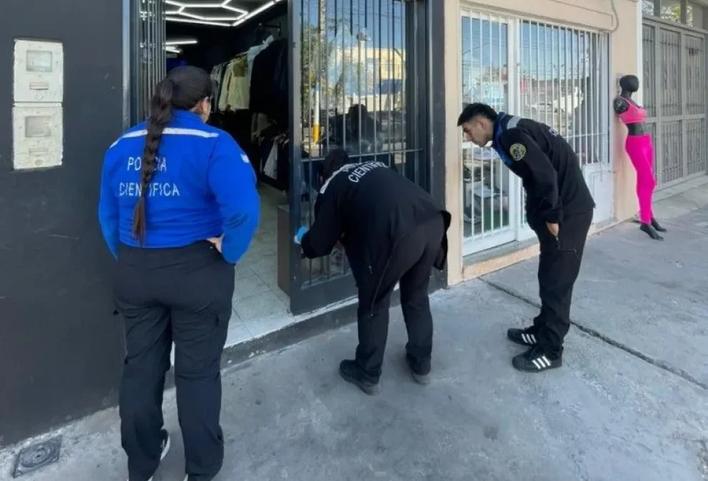 Rawson: rompió la vidriera de un local y robó mercadería valuada en más de $350 mil