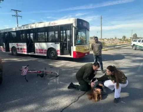 Una ciclista chocó con un colectivo de la Red Tulum y quedó gravemente herida