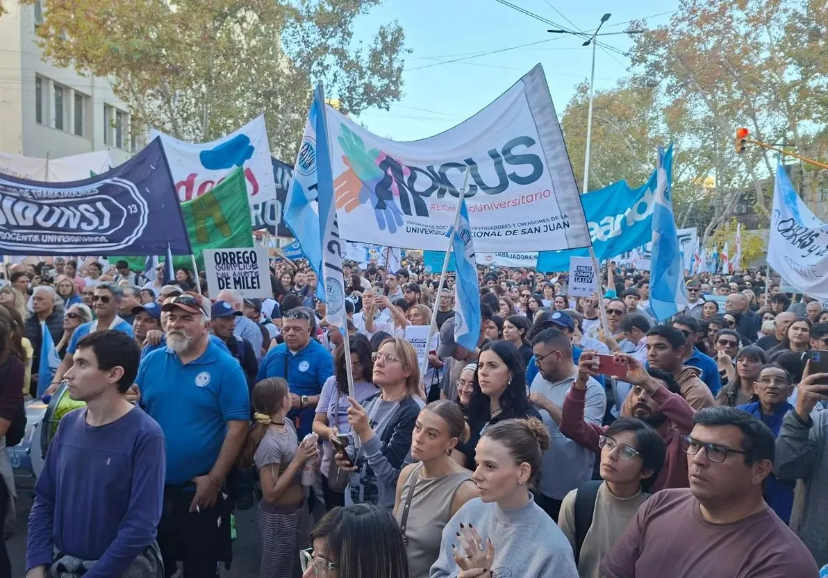 La comunidad universitaria sanjuanina volvió a marchar en reclamo por financiamiento y salarios