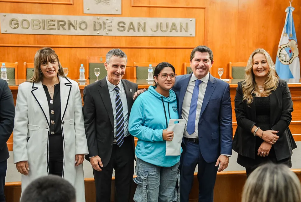 Orrego encabezó una entrega de audífonos y anteojos a 100 sanjuaninos