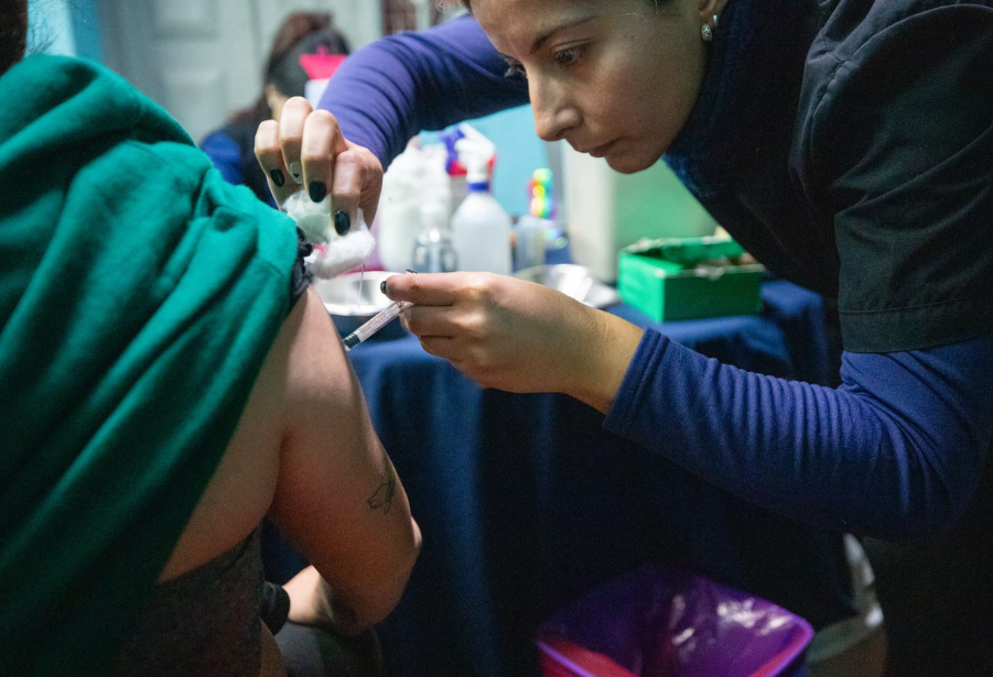 La Ciudad acercó servicios de salud gratuitos a vecinos de Villa Carolina