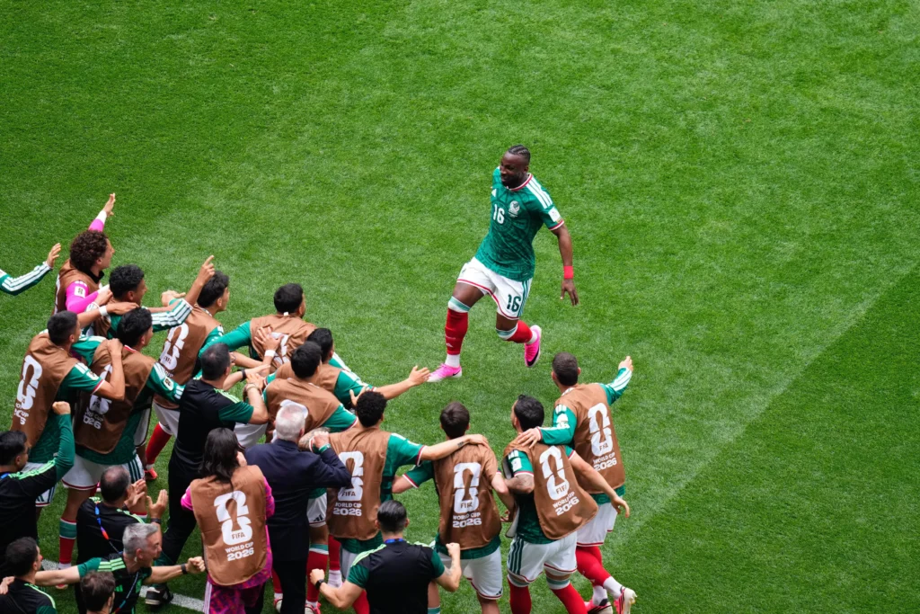 México arrancó con el pie derecho y venció 2-0 a Sudáfrica en el comienzo del Mundial